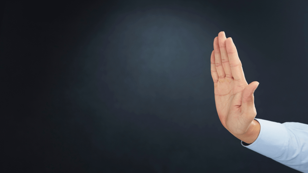 手のひらを見せてる人