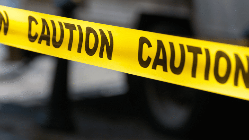 cautionと書かれたテープ