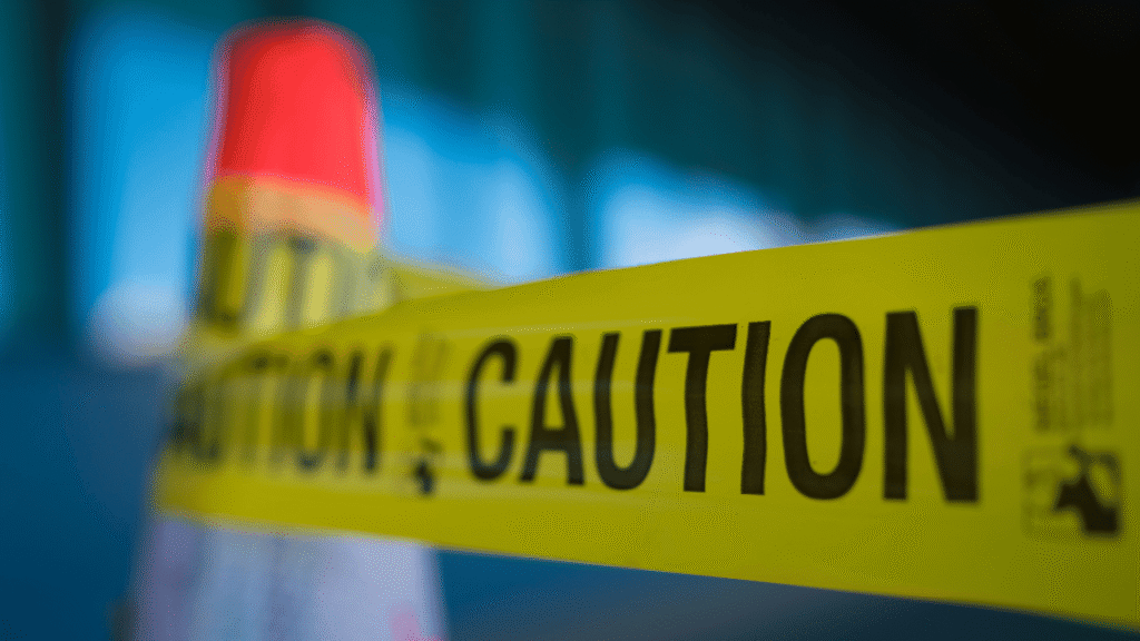 cautionと書かれたテープ