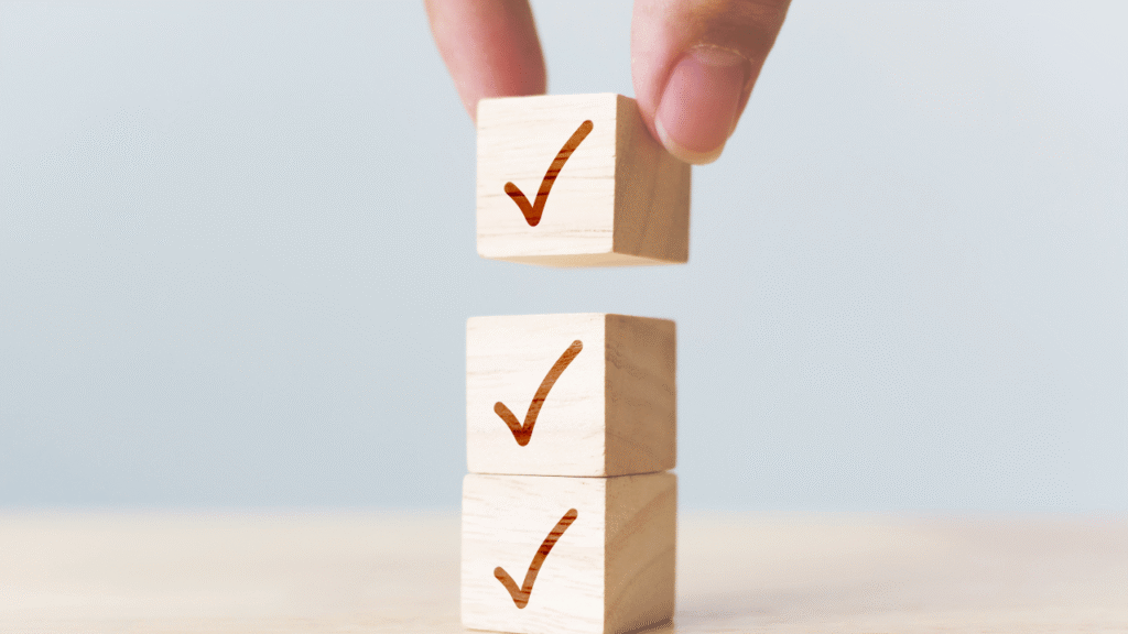 チェックマークが書かれた木のブロック