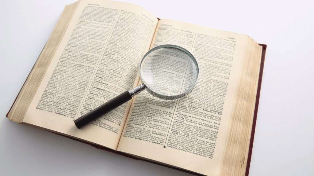 英語の本と虫眼鏡