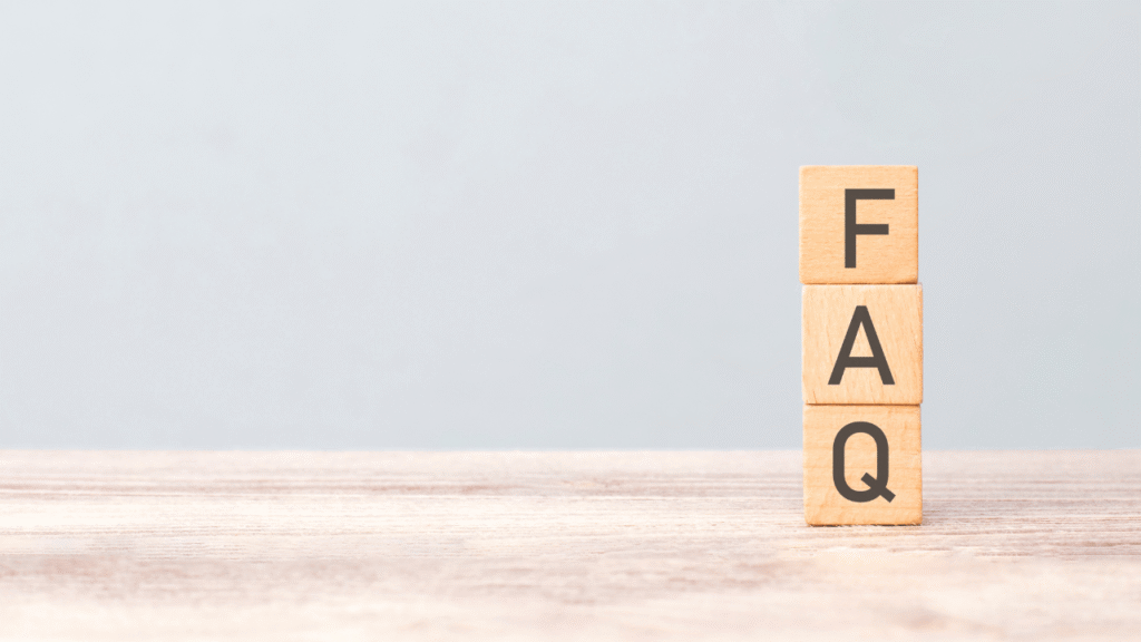 faqと書かれた木のブロック