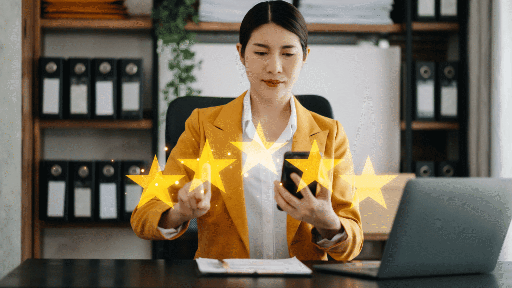 スマホを持ってる女性と星マーク